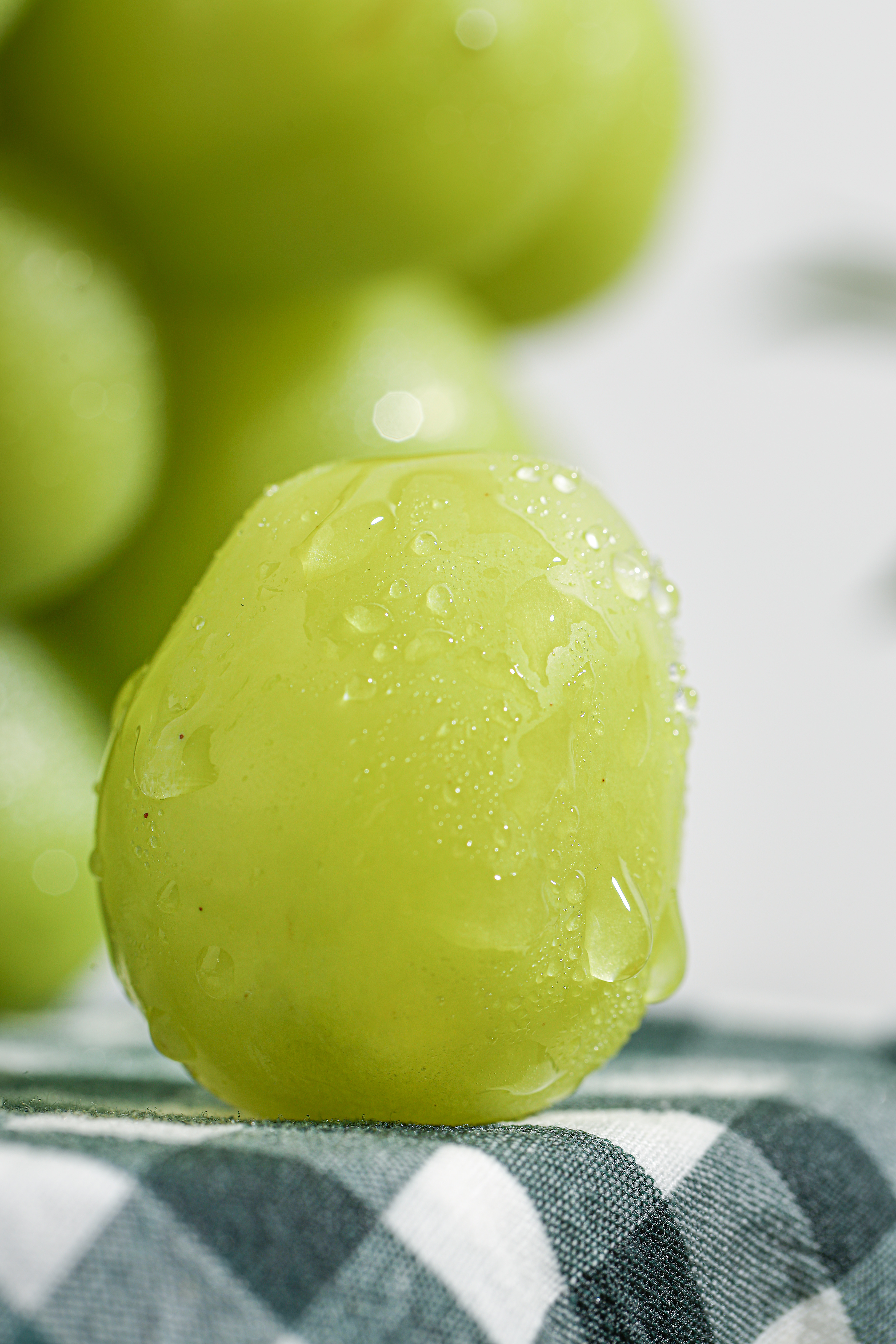 到可以忽略,毫无涩味,轻咬一口,就能炸出馥郁的果香,甜润丰盈的葡萄汁