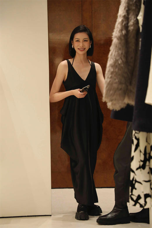 HIDEMI 黑色醋酸V领垂坠流线感轻礼服连衣长裙 商品图14