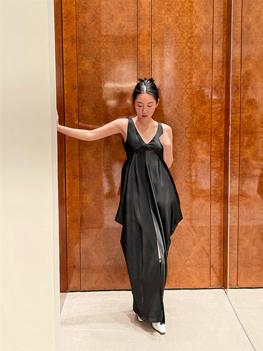 HIDEMI 黑色醋酸V领垂坠流线感轻礼服连衣长裙 商品图12