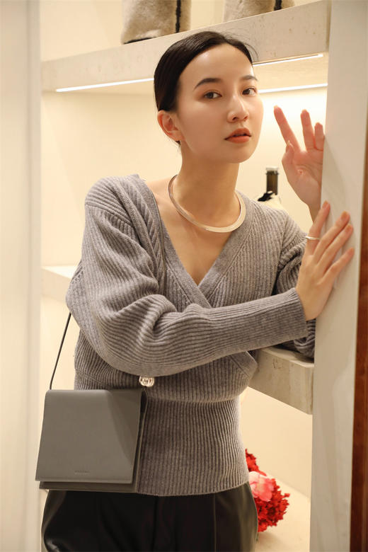 HIDEMI 美利奴羊毛V型叠领短款设计感毛衣 商品图3