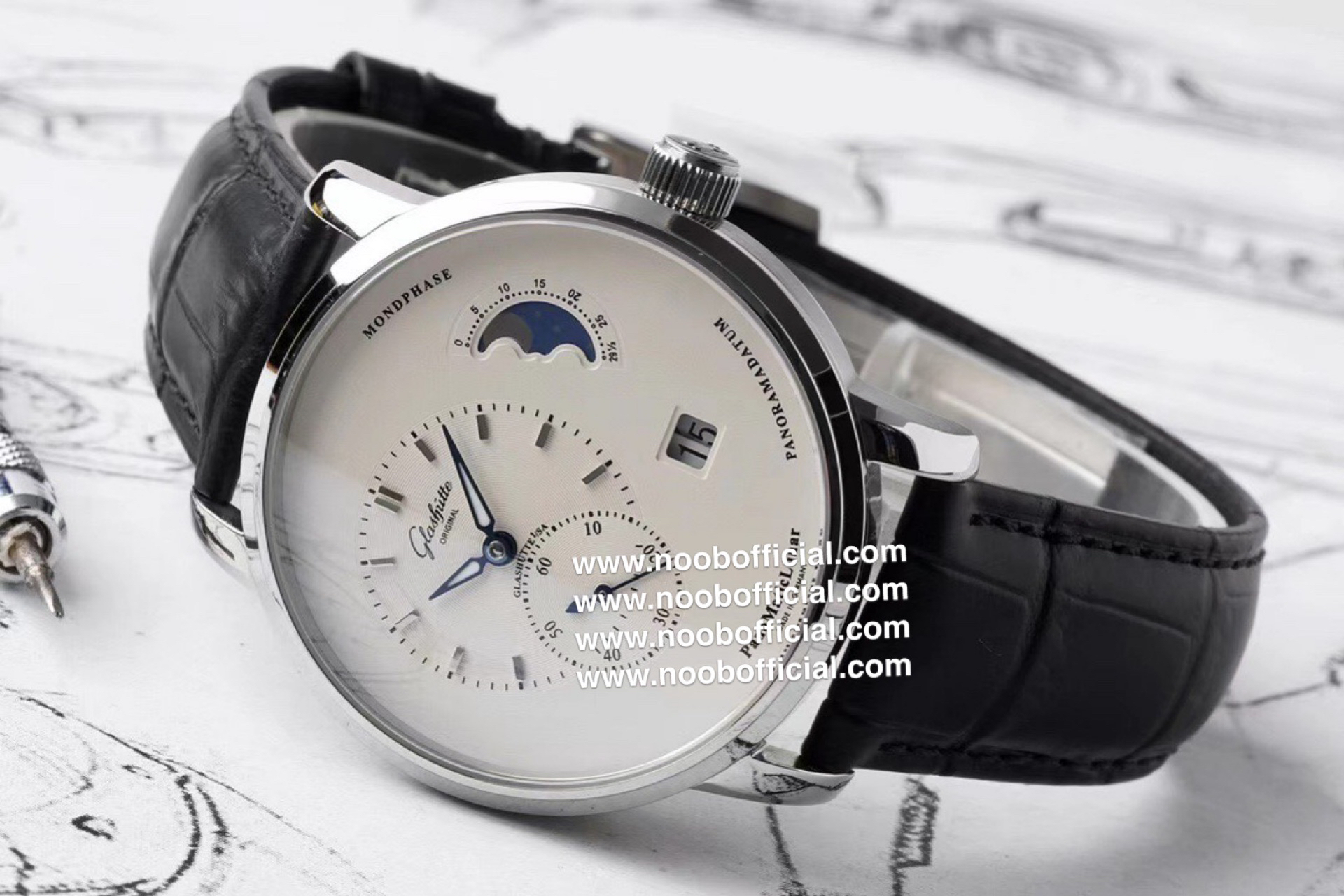 NOOB工厂最有“德味儿”的腕表———格拉苏蒂原创90偏心大日历月相，订制机芯的双跳大日历显示，日期显示的个位和十位并不在同一个日期圈上，有两个独立的显示盘，采用双模组设计