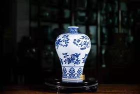 柴窑青花瓜果纹梅瓶