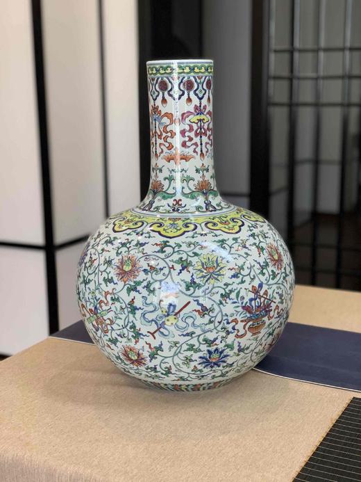 涂杏花:斗彩缠枝莲暗八仙天球瓶 商品图0