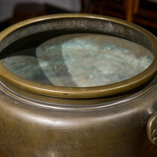 清 铜錾刻人物凤耳大香炉 商品图4