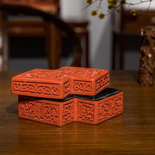 清 剔红龙纹方胜形盖盒 商品图3