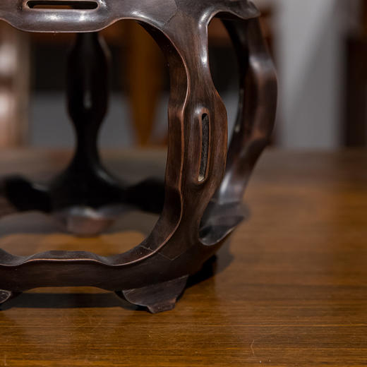 清 红木鱼门洞五足鼓墩形花几摆件（一对） 商品图3