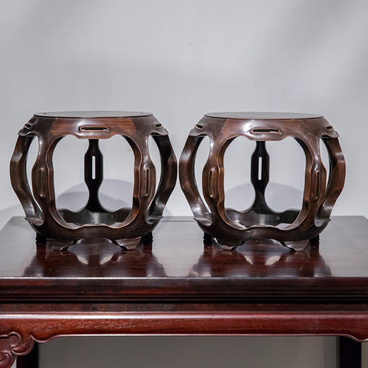 清 红木鱼门洞五足鼓墩形花几摆件（一对） 商品图4