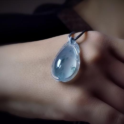 【水滴】蛋清种飘花翡翠项坠 商品图3