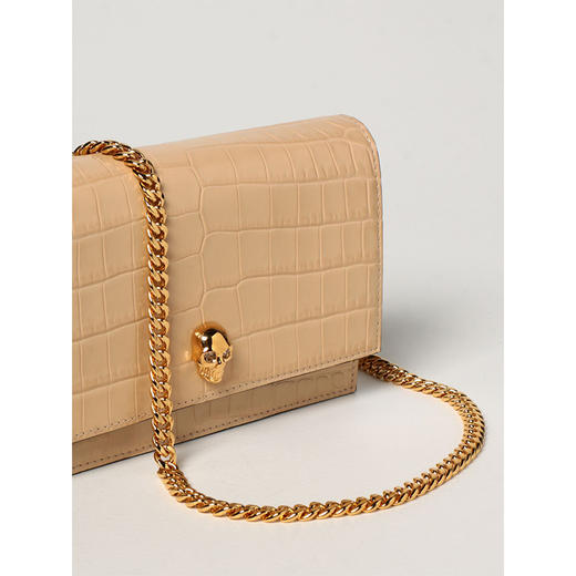 ALEXANDER MCQUEEN 亚历山大.麦昆 女士仿鳄皮纹浮雕骷髅头铆钉单肩包 女士单肩包 杏色 613088 1HB0G 9740 商品图3