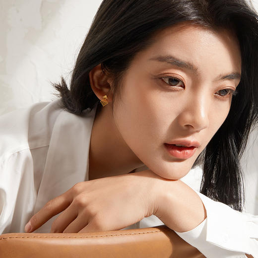 周六福黄金耳饰女耳钉足金计价几何镂空简约气质时髦职场官方正品 商品图3