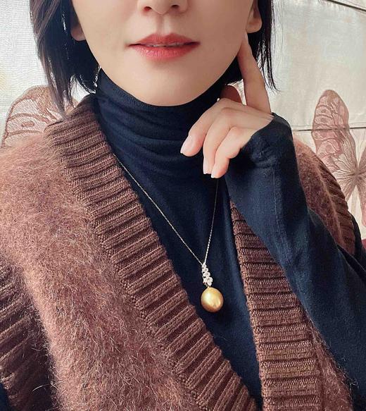 CLASSIC系列 18K镶钻石和天然金色水滴形南洋珠 坠子（附赠金链） 商品图3