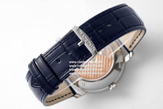 宝珀经典系列，里程碑式的传奇

制表实力毋庸置疑，这款功能腕表来自宝珀的经典系列，作为制表界的三大传统复杂功能之一，它的出现是腕表界又一里程碑式的传奇。42毫米直径 商品图9