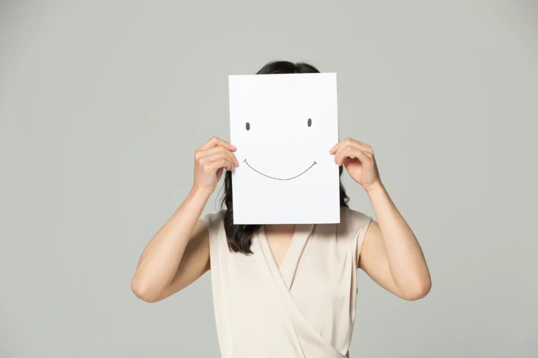 摄图网_501746462_banner_用笑脸隐藏表情的女性（企业商用）.jpg