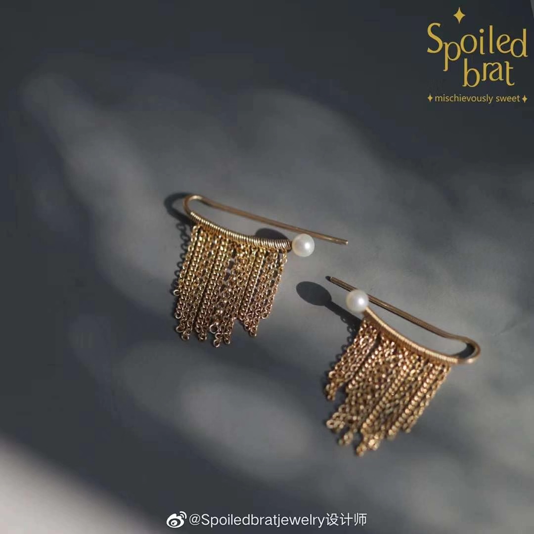 SpoiledBrat Jewelry u型珍珠流苏耳环
