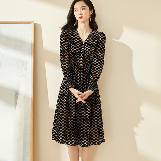 剩S/M/XL/XXL 米思阳2026春季新款时尚植绒花色长裙系带收腰V领长袖连衣裙0066 商品图3