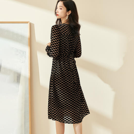 剩S/M/XL/XXL 米思阳2026春季新款时尚植绒花色长裙系带收腰V领长袖连衣裙0066 商品图4