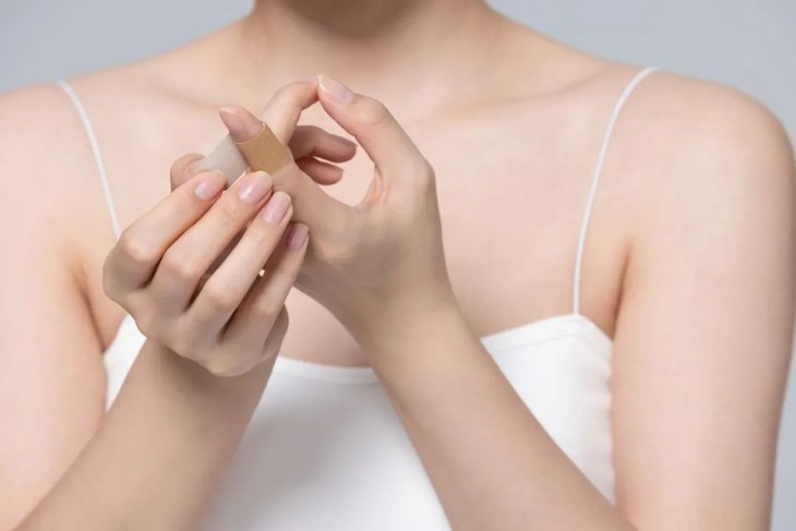 摄图网_501696807_banner_女性手受伤使用创可贴特写（企业商用）.jpg