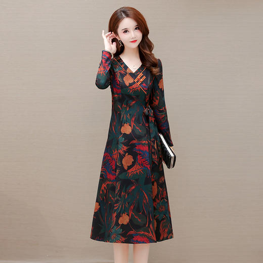 YWE ZRF21A9766印花大码气质连衣裙 商品图3
