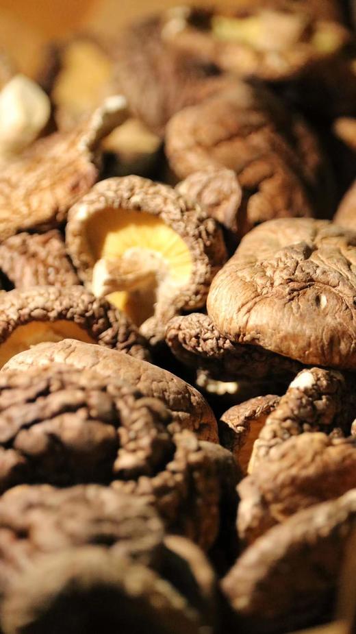 【精选】生态干花菇（250g)花菇是菌中之星，是香菇子实体在特殊环境下产生的一种优等菇。  商品图3