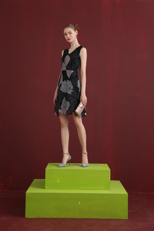 -【伯妮斯茵】贵气V领刺绣连衣裙  1S4077 商品图3