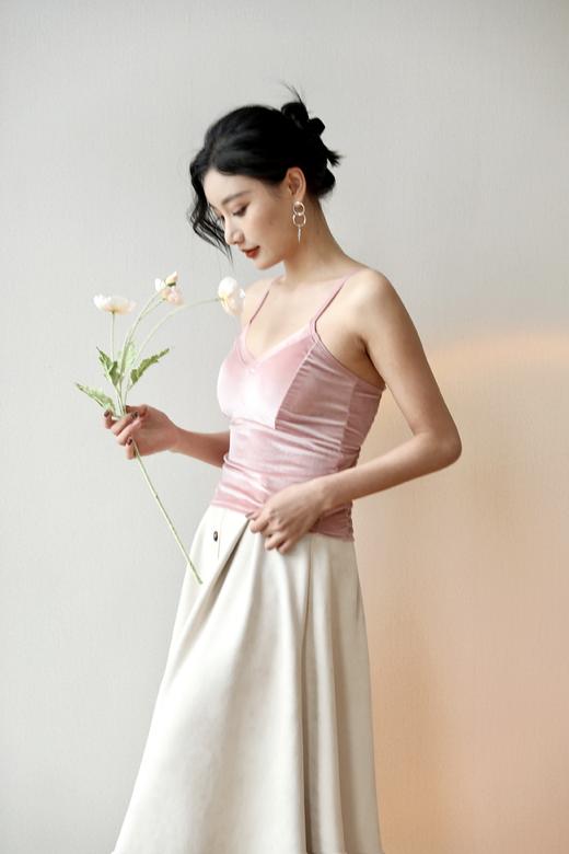 老米优品 / 买一送一 ，下单备注颜色！《Im Presionismo法式丝绒小吊带》这件丝绒吊带衫，不仅可以单穿，还可以像时尚博主们搭配在打底衫外面，贼时髦！ 商品图1