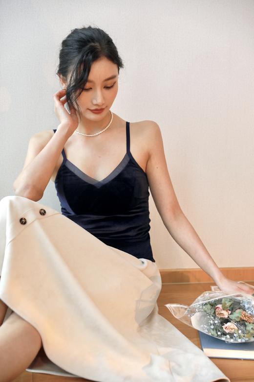 老米优品 / 买一送一 ，下单备注颜色！《Im Presionismo法式丝绒小吊带》这件丝绒吊带衫，不仅可以单穿，还可以像时尚博主们搭配在打底衫外面，贼时髦！ 商品图5