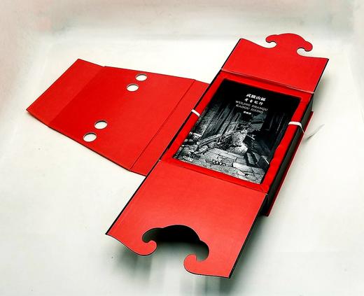 《湘西画卷》三册：《武陵山区考古纪行》《武陵山区古代文化概论》《武陵山区摄影作品集》，带盒，16开精装铜版彩印，柴焕波著，岳麓书社2004年版，定价480元，售价108元。书盒可能有破损，书册完好。 商品图2