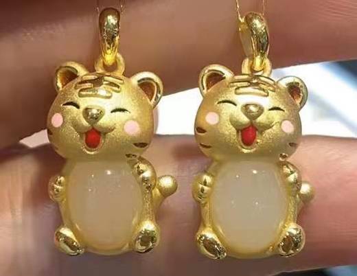 3D足金镶和田玉（白玉）挂件--乖乖虎/金重1.6-1.7g 商品图1