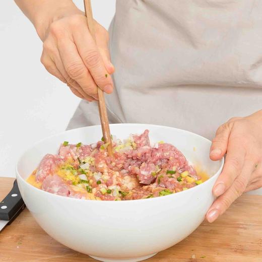 【馅已调好味道只需放韭菜】野生海参黑猪肉馅 1斤左右黑猪肉馅+半斤左右海参/2斤左右黑猪肉馅+1斤左右海参，1斤半左右饺子馅可以包65-70个左右饺子🥟，饺子大小不等个数不同 商品图1