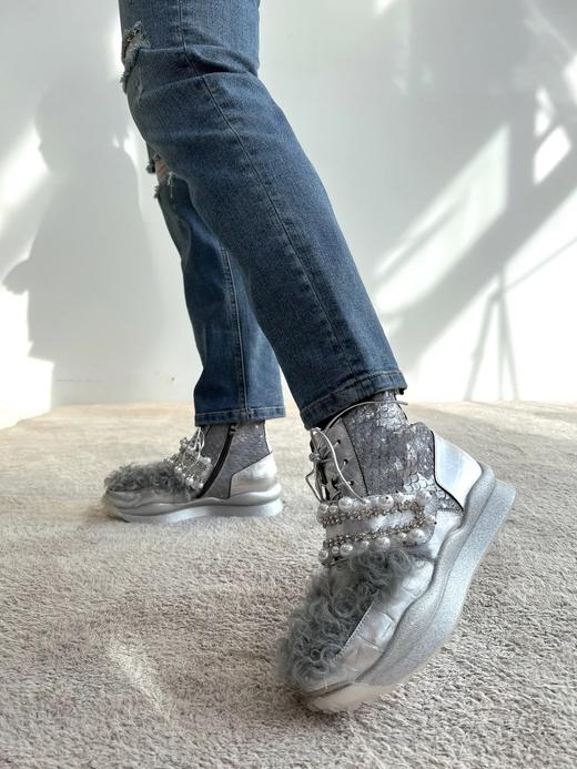 朋克风高帮休闲运动鞋‖ 时尚的银色 鞋头别致羊卷毛设计 石头纹进口头层牛皮  时尚复古 单面可拆卸双排珍珠和水钻 精致减龄 鱼皮+马毛的DU特设计  不一样的手感和层次 4cm鞋跟 商品图11