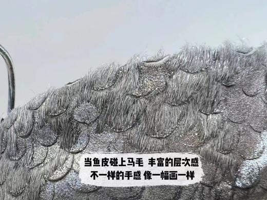 朋克风高帮休闲运动鞋‖ 时尚的银色 鞋头别致羊卷毛设计 石头纹进口头层牛皮  时尚复古 单面可拆卸双排珍珠和水钻 精致减龄 鱼皮+马毛的DU特设计  不一样的手感和层次 4cm鞋跟 商品图3