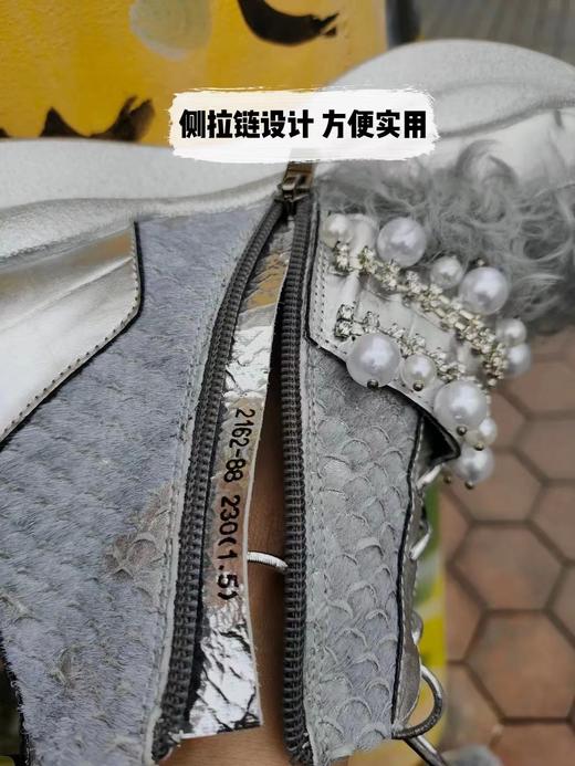 朋克风高帮休闲运动鞋‖ 时尚的银色 鞋头别致羊卷毛设计 石头纹进口头层牛皮  时尚复古 单面可拆卸双排珍珠和水钻 精致减龄 鱼皮+马毛的DU特设计  不一样的手感和层次 4cm鞋跟 商品图9
