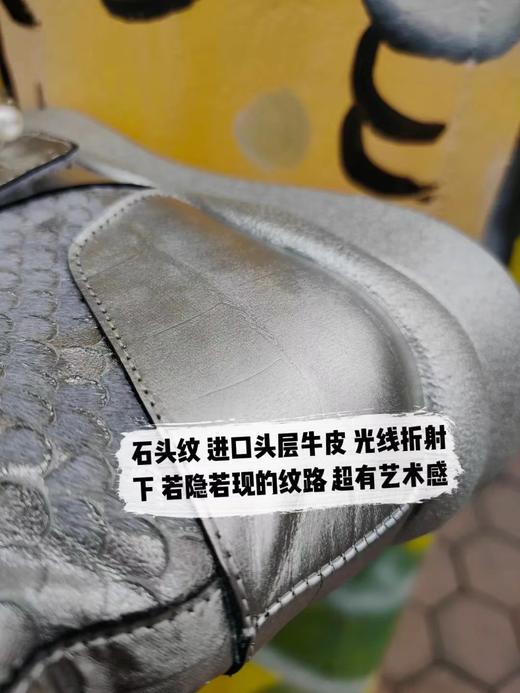 朋克风高帮休闲运动鞋‖ 时尚的银色 鞋头别致羊卷毛设计 石头纹进口头层牛皮  时尚复古 单面可拆卸双排珍珠和水钻 精致减龄 鱼皮+马毛的DU特设计  不一样的手感和层次 4cm鞋跟 商品图6