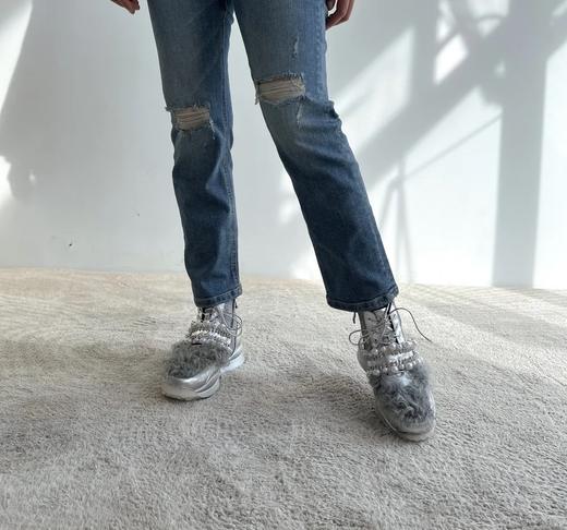 朋克风高帮休闲运动鞋‖ 时尚的银色 鞋头别致羊卷毛设计 石头纹进口头层牛皮  时尚复古 单面可拆卸双排珍珠和水钻 精致减龄 鱼皮+马毛的DU特设计  不一样的手感和层次 4cm鞋跟 商品图12