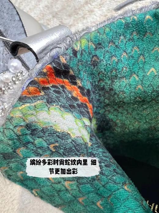 朋克风高帮休闲运动鞋‖ 时尚的银色 鞋头别致羊卷毛设计 石头纹进口头层牛皮  时尚复古 单面可拆卸双排珍珠和水钻 精致减龄 鱼皮+马毛的DU特设计  不一样的手感和层次 4cm鞋跟 商品图7