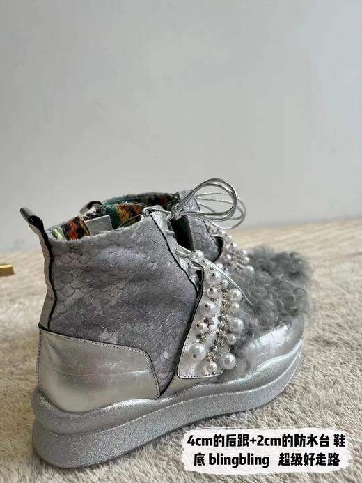 朋克风高帮休闲运动鞋‖ 时尚的银色 鞋头别致羊卷毛设计 石头纹进口头层牛皮  时尚复古 单面可拆卸双排珍珠和水钻 精致减龄 鱼皮+马毛的DU特设计  不一样的手感和层次 4cm鞋跟 商品图4