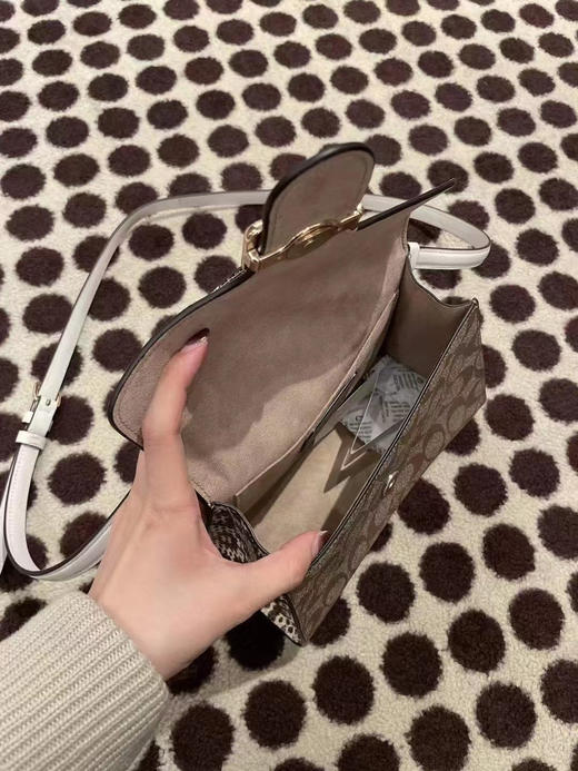 超级好看！💰1350✈️Coach 新款Pepper沙漏包 高级感扑面而来 商品图8