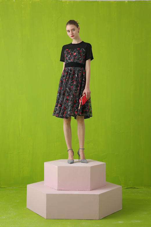 【伯妮斯茵】领袖半透网纱绣花短袖连衣裙 2S5187 商品图5