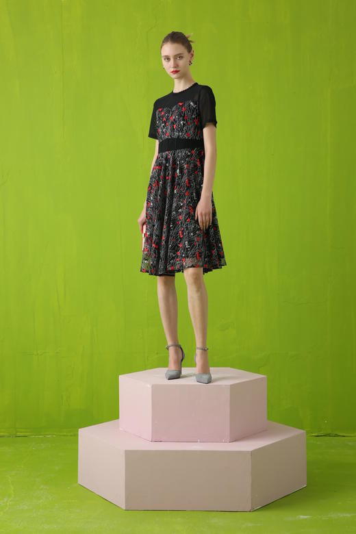 【伯妮斯茵】领袖半透网纱绣花短袖连衣裙 2S5187 商品图6