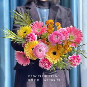 【街角的祝福】粉色洋牡丹2 蜜糖色非洲菊3 香槟色非洲菊3 橙色小雏菊2 笑颜康6  黄莺3