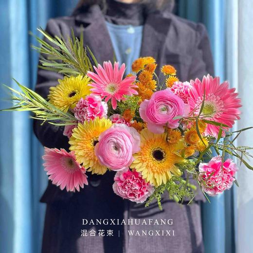 【街角的祝福】粉色洋牡丹2 蜜糖色非洲菊3 香槟色非洲菊3 橙色小雏菊2 笑颜康6  黄莺3 商品图0