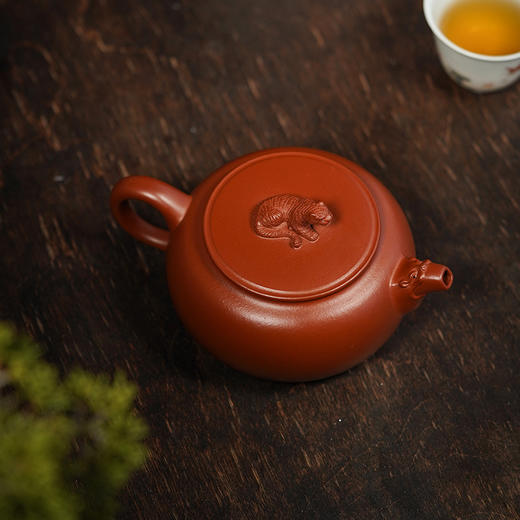 龙德堂陶艺 汤宣武《虎年贺岁壶  处世无畏》 原矿大红袍 260 cc 商品图3