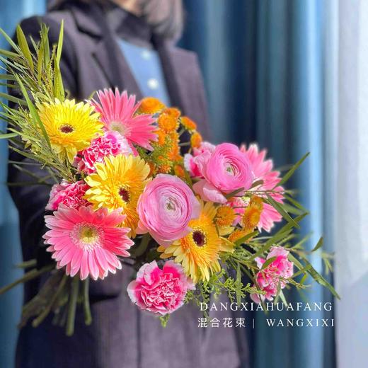 【街角的祝福】粉色洋牡丹2 蜜糖色非洲菊3 香槟色非洲菊3 橙色小雏菊2 笑颜康6  黄莺3 商品图1