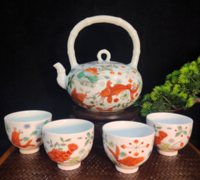 余爱英:柴窑手绘古彩鱼藻纹提梁壶套杯