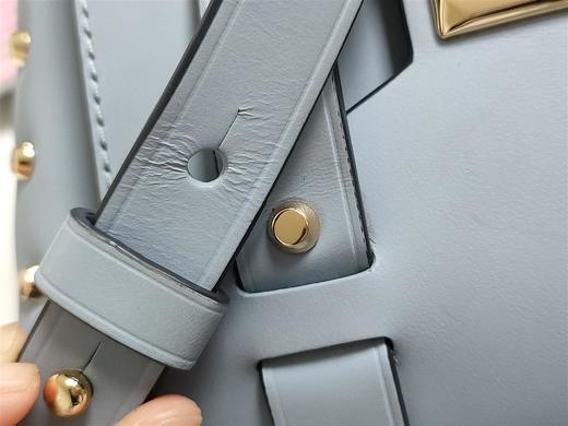 193599516042 迈克高仕MICHAEL KORS  MANHATTAN 铆钉翻盖邮差包单肩斜挎包 19 x 11 x 15 cm【皮皱 金属花 污渍】 商品图4