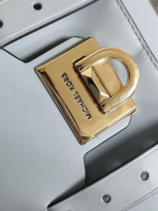 193599516042 迈克高仕MICHAEL KORS  MANHATTAN 铆钉翻盖邮差包单肩斜挎包 19 x 11 x 15 cm【皮皱 金属花 污渍】 商品图6
