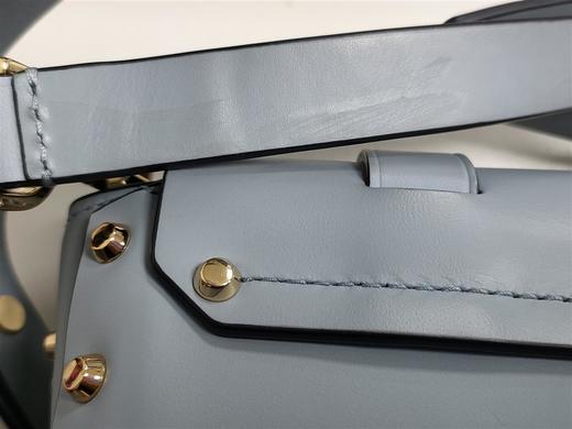 193599516042 迈克高仕MICHAEL KORS  MANHATTAN 铆钉翻盖邮差包单肩斜挎包 19 x 11 x 15 cm【皮皱 金属花 污渍】 商品图5