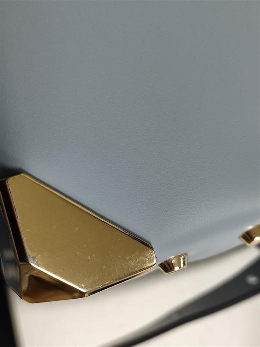 193599516042 迈克高仕MICHAEL KORS  MANHATTAN 铆钉翻盖邮差包单肩斜挎包 19 x 11 x 15 cm【皮皱 金属花 污渍】 商品图7