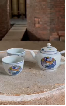 釉下五彩团凤壶杯套组