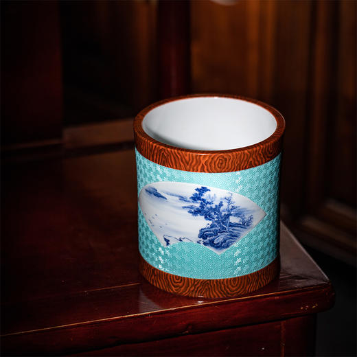 锦地雕刻开光青花山水木纹笔筒 商品图3